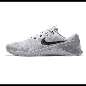 nike women's sneakers wide width